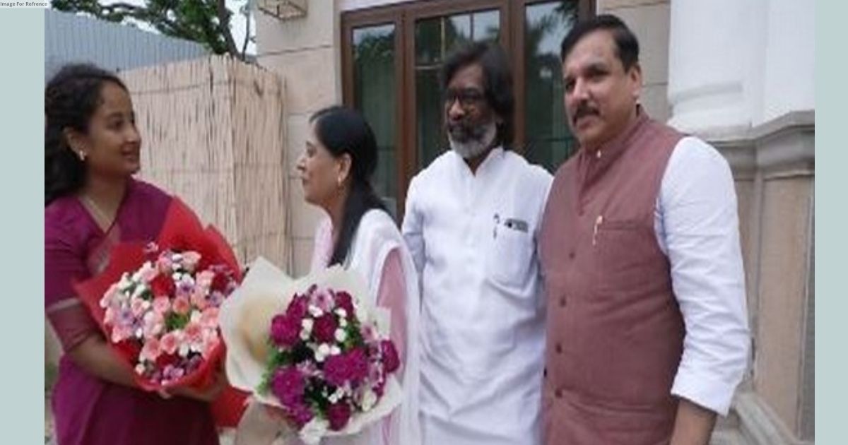 Sunita Kejriwal, AAP MP Sanjay Singh meet Jharkhand CM Soren and his wife